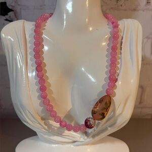 High end European made Pink Beaded Necklace with Floral Pendant🎀🎀